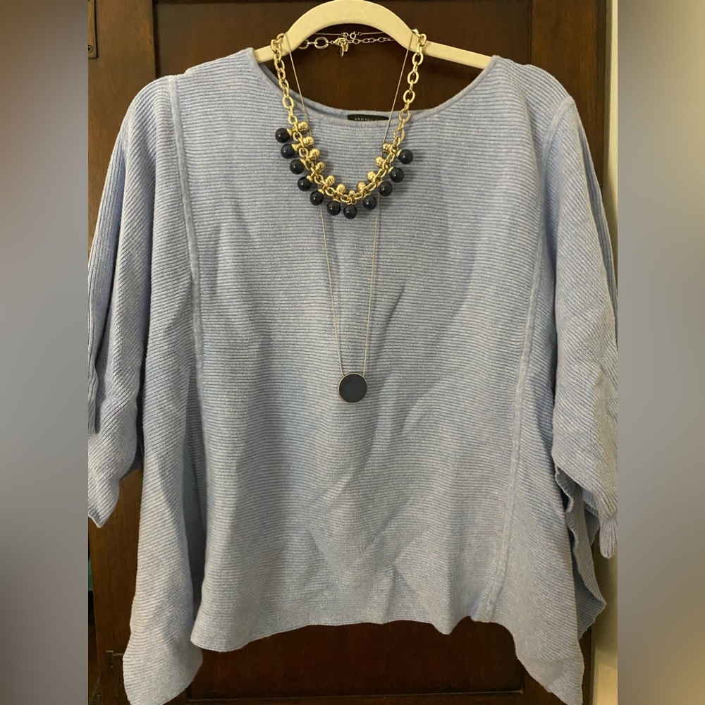 Awesome light slightly cropped sweater. Hanger hooks.